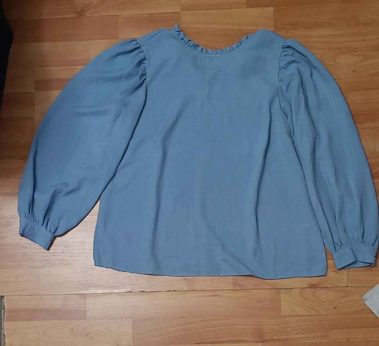Blusa celeste de manga larga con detalles de volados en el cuello y mangas abullonadas. Talle 12 UK/IRL, 40 EUR, 8 USA, 44 IT. Marca Primark.