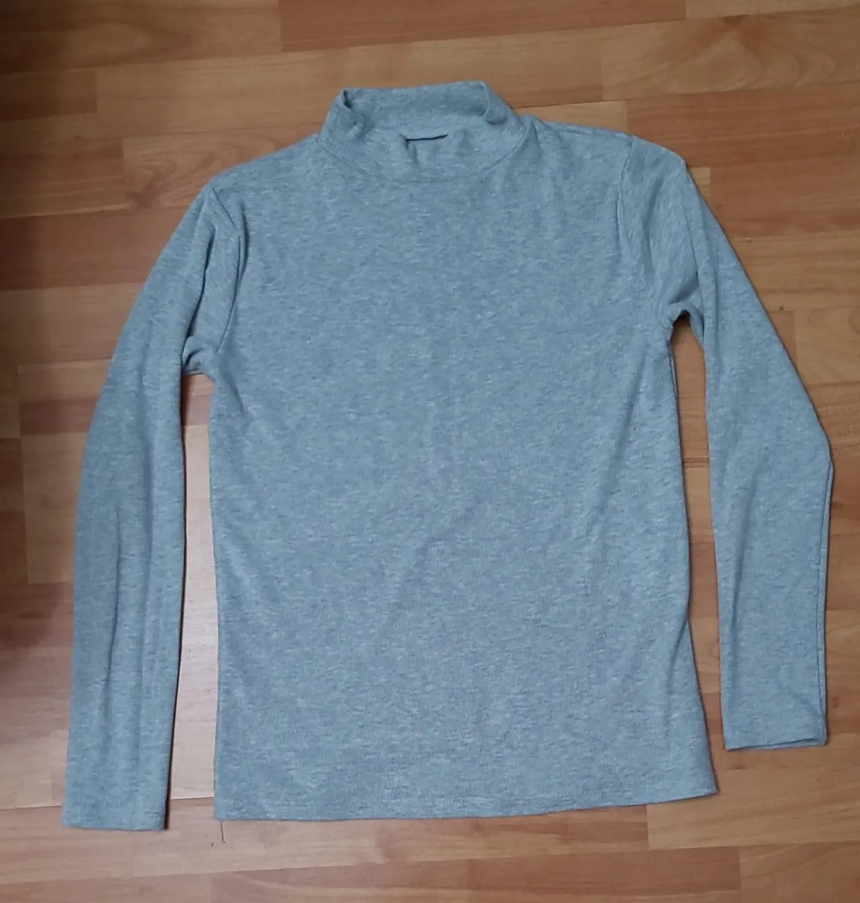 Remera de manga larga y cuello alto, ideal para el invierno. Confeccionada en un tejido suave y cómodo, perfecta para usar sola o como base para combinar con otras prendas.
