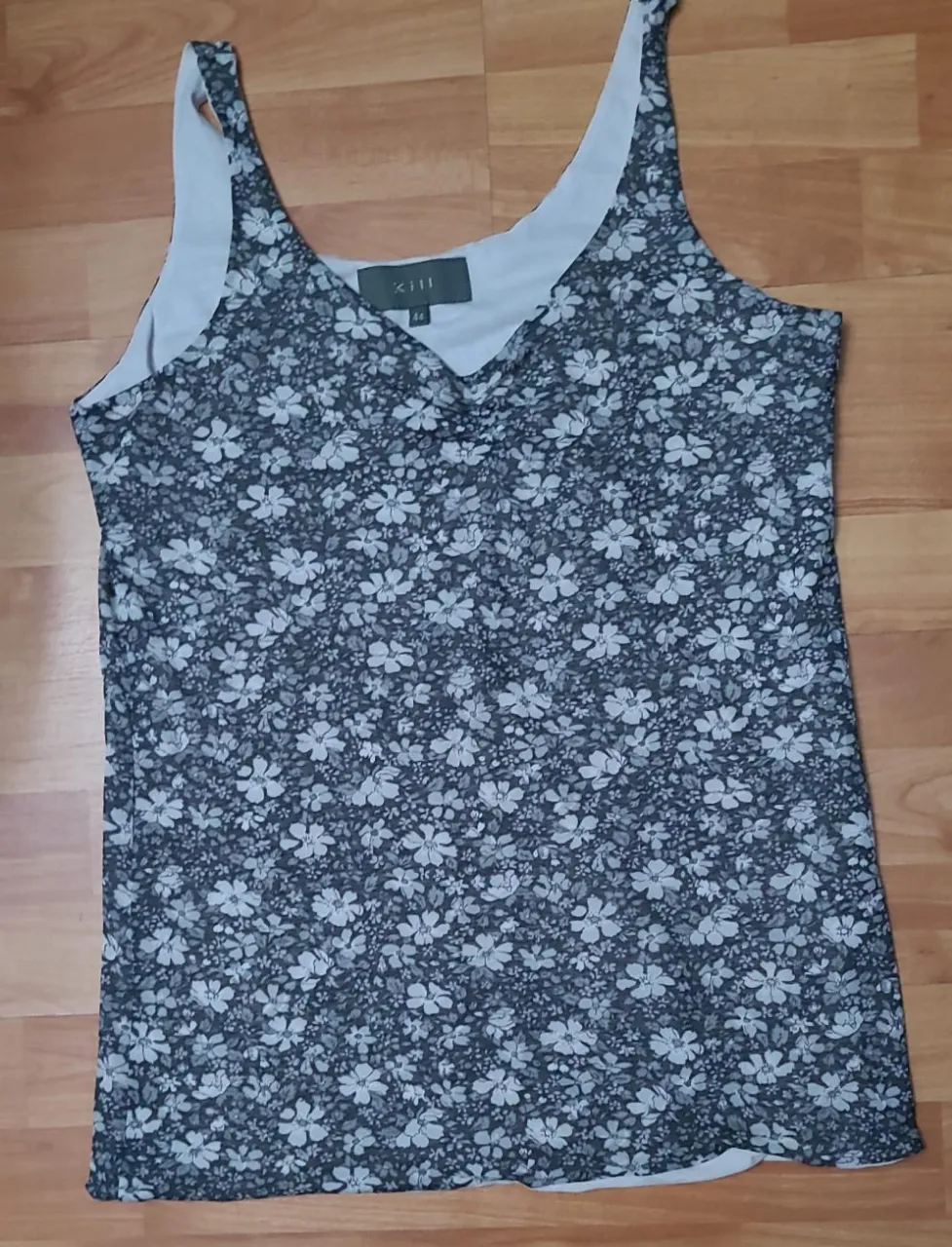 Musculosa de mujer con estampado floral en tonos grises y blancos. Ideal para un look casual y fresco.