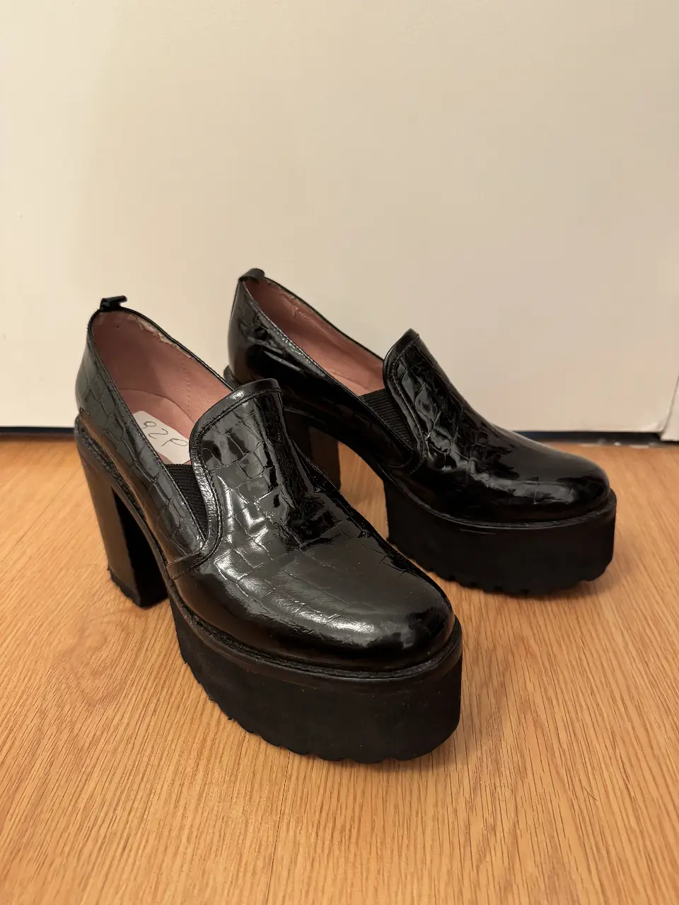 Tacos negros con plataforma y taco ancho, estilo vintage. Ideales para un look audaz y moderno. son de cuero!