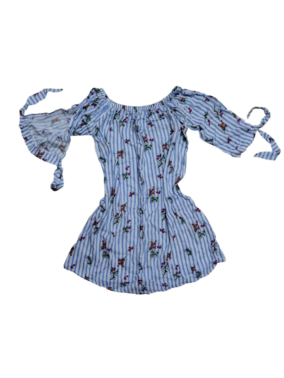 Vestido de mujer con estampado floral y rayas azules y blancas. Mangas 3/4 con lazos en los puños. Ideal para un look fresco y casual.