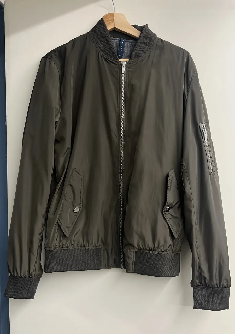 Campera bomber zara de color verde talle L. DETALLE EN LA MANGA (SEGUNDA FOTO)