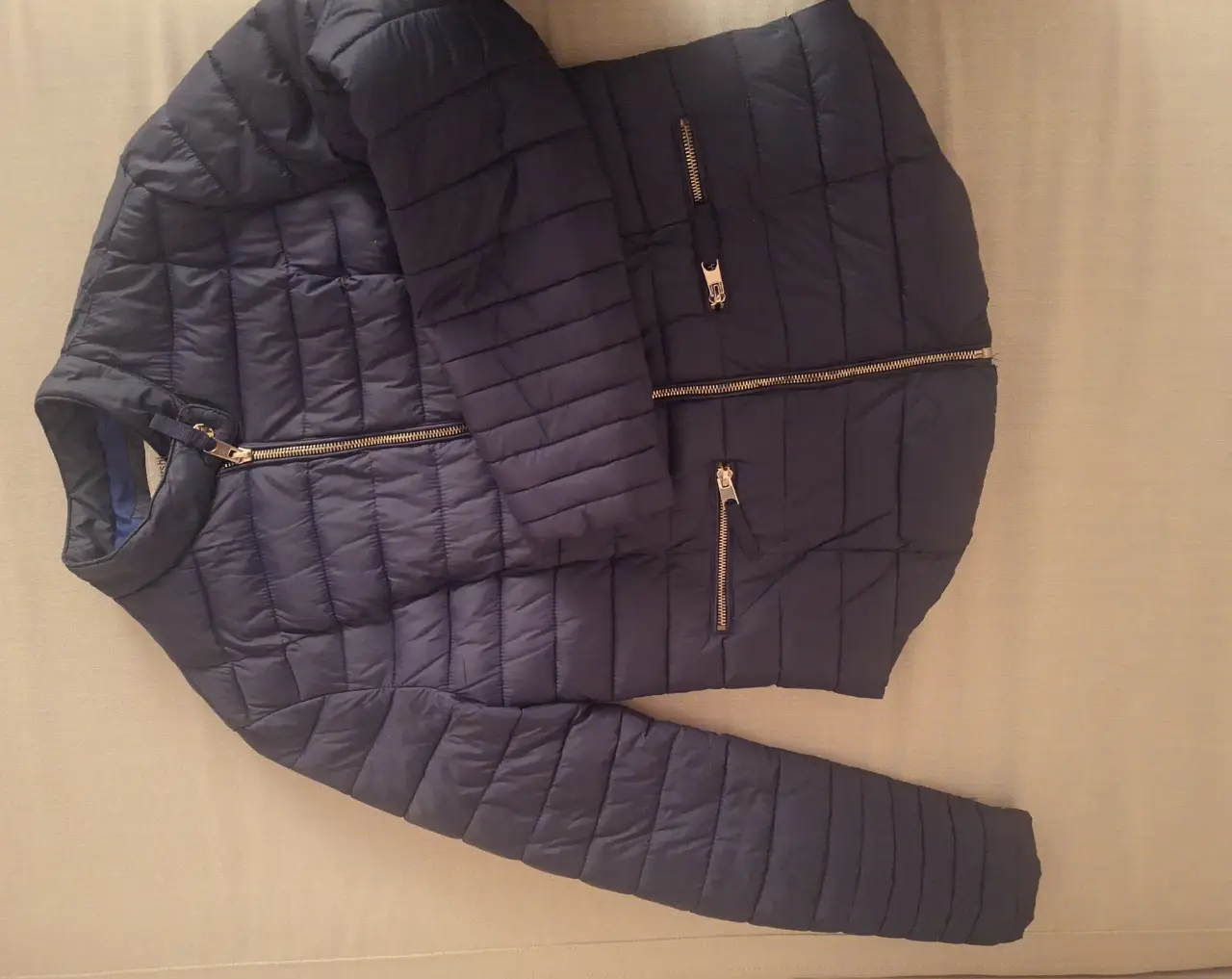 Campera Bershka de abrigo para hombre, color azul y negro, talle XL. Ideal para el invierno.