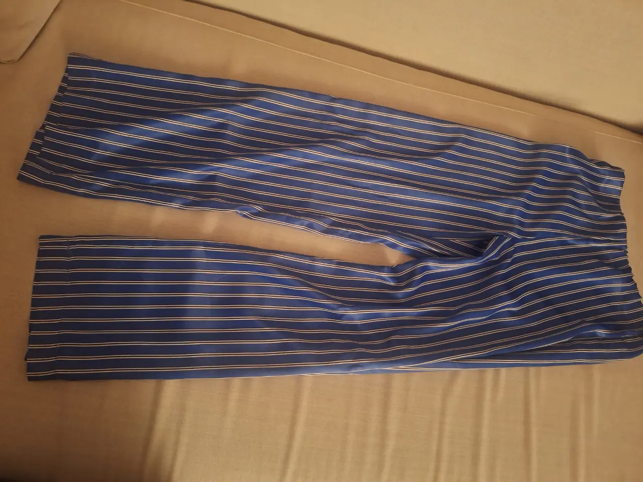 Pantalón suelto de hombre a rayas azules y blancas, ideal para un look casual y fresco.
