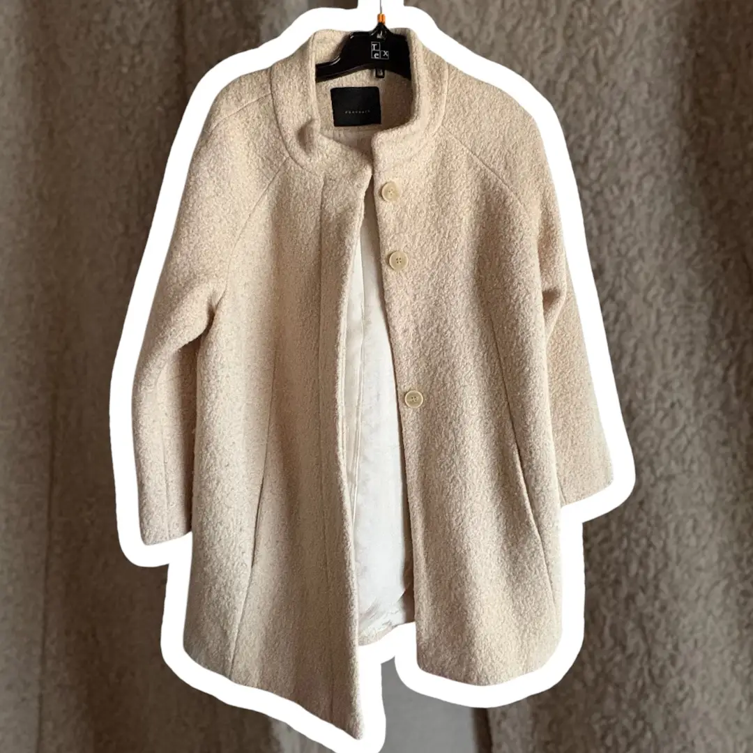Tapado portsaid de paño color crudo, con cuello redondo y dos botones. Ideal para un look elegante y abrigado.Talle 44 sin detalles.