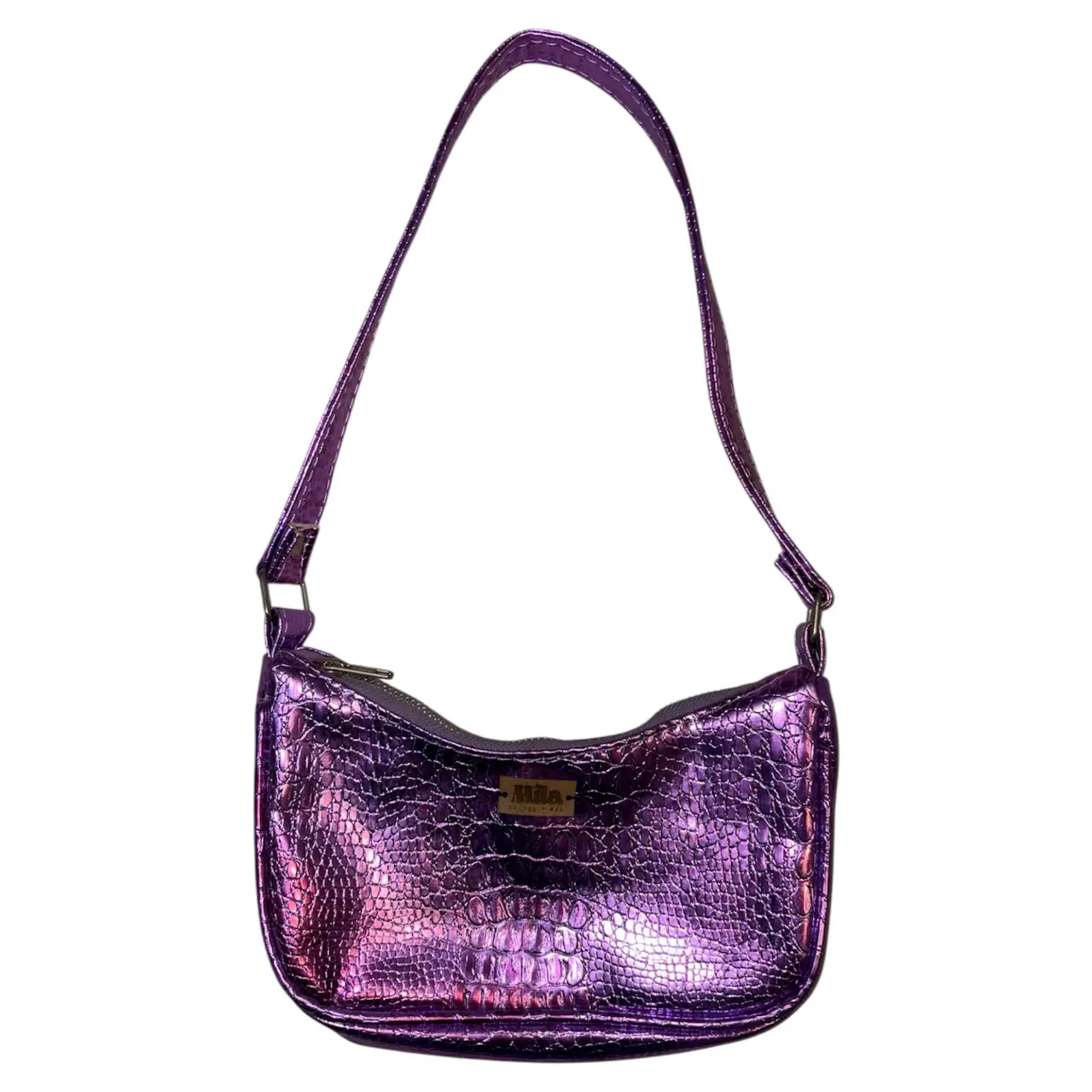 Cartera baguette de mujer, color violeta metalizado con textura de reptil. Ideal para un look Y2K.