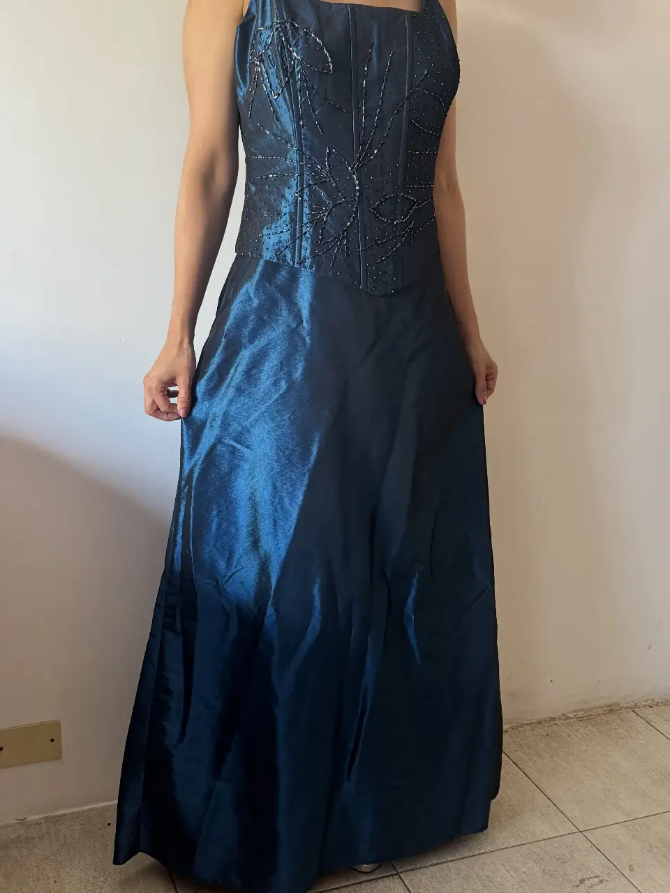 Vestido largo de fiesta azul con corpiño bordado y falda fluida. Ideal para eventos formales. vestido hecho a medida 