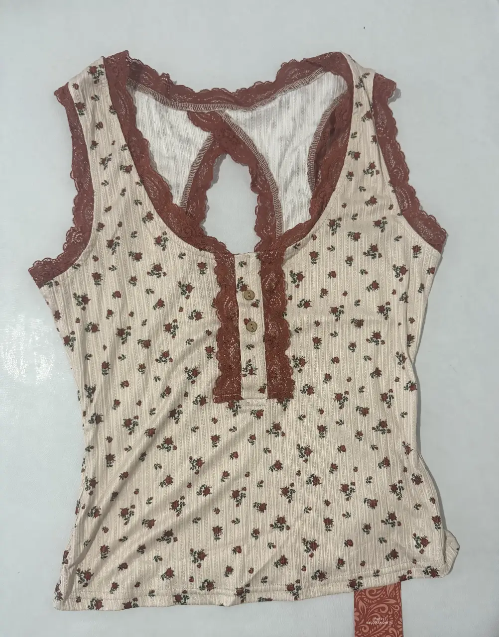 Top sin mangas con estampado floral en tonos crema y rojo. Detalles de encaje marrón en el cuello y espalda descubierta. Ideal para un look casual y fresco. nuevo con etiqueta. marca Bohemela en SHEIN 