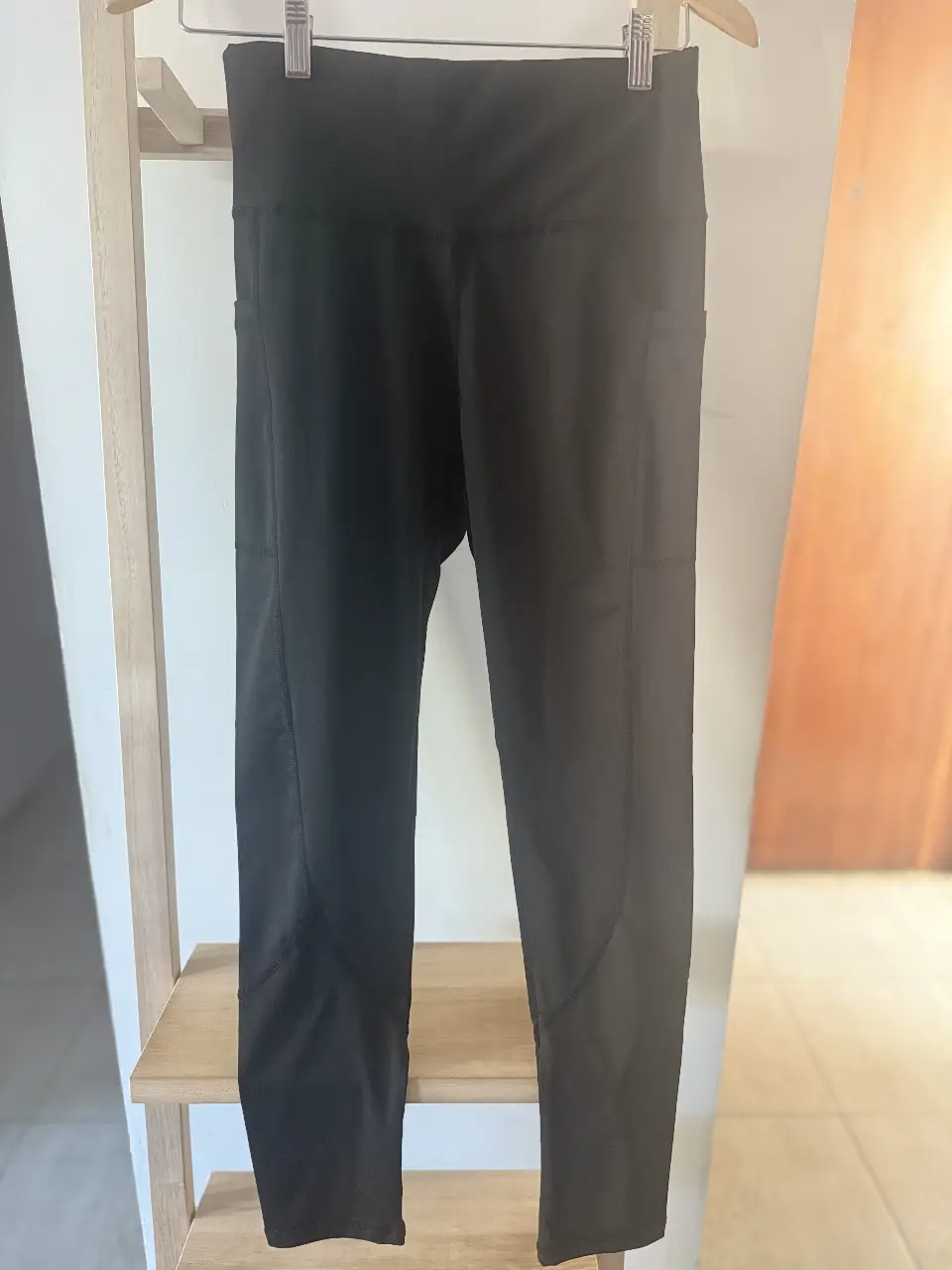 Calzas deportivas negras con bolsillos laterales. Ideales para entrenar o para un look casual y cómodo.