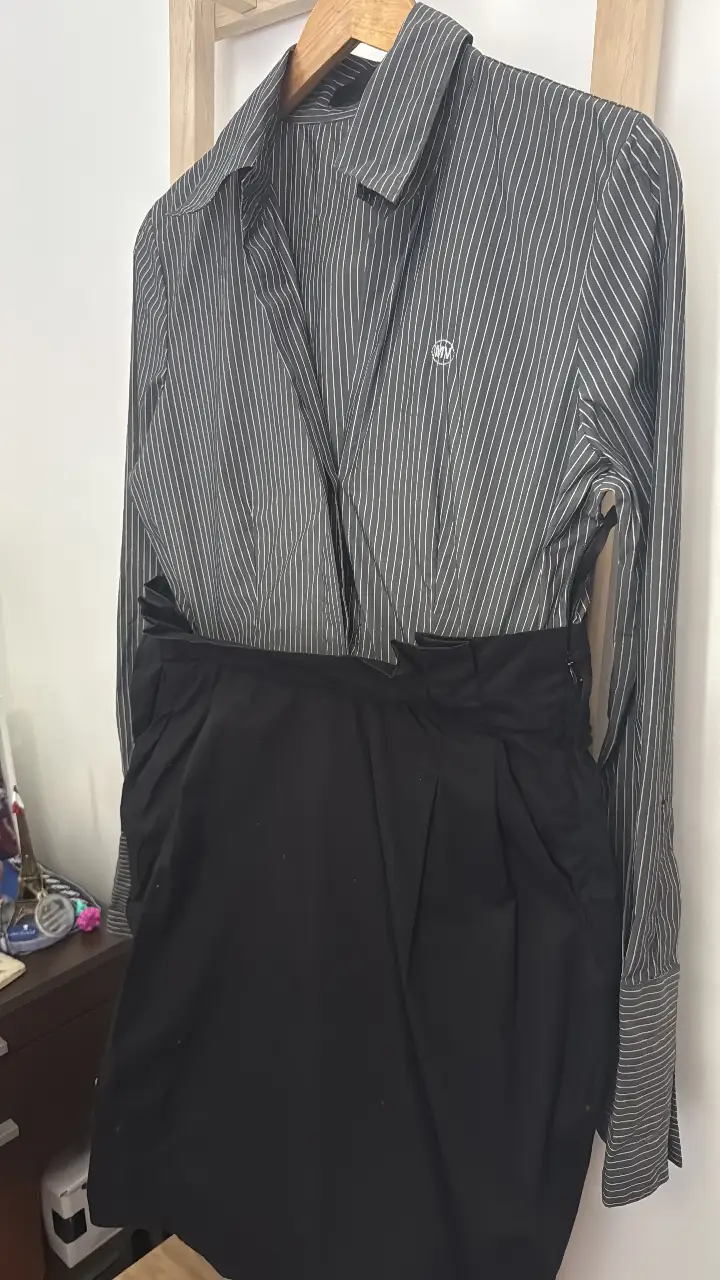 Vestido midi de mujer, con camisa a rayas grises y negras, y falda negra. Ideal para un look elegante y sofisticado.