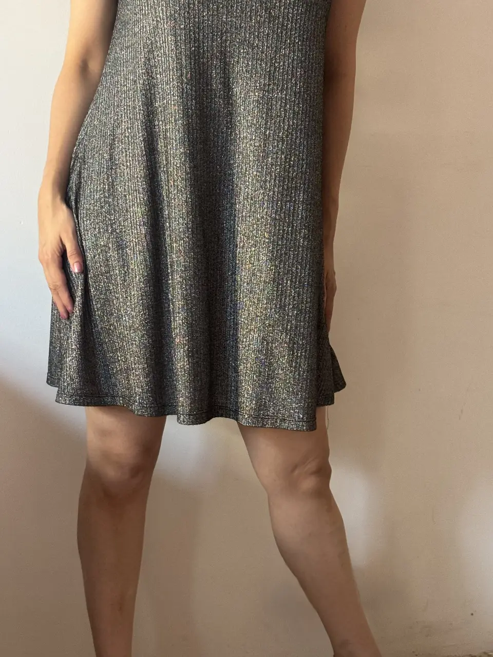 Vestido mini de fiesta, con brillo, ideal para salir. Corte suelto y cómodo.