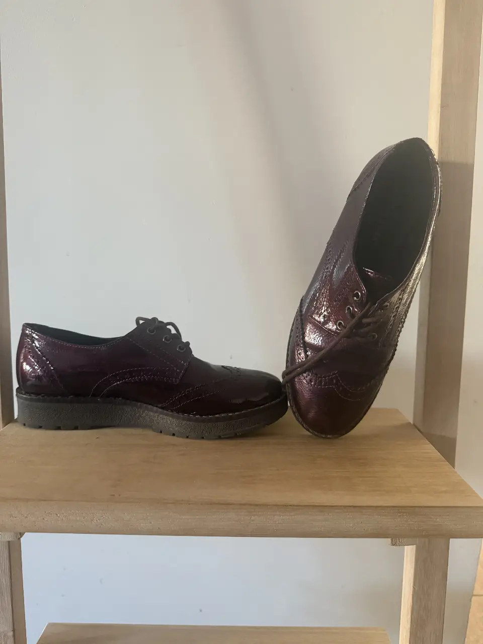 Elegantes zapatos tipo Oxford de charol color borgoña. Perfectos para un look sofisticado y a la moda. son color bordo