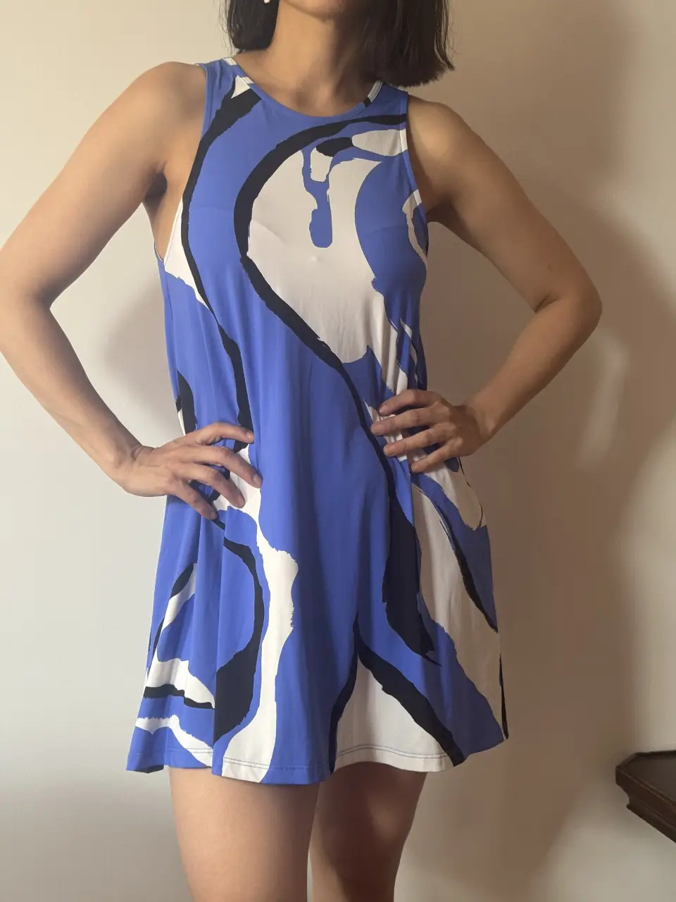 Vestido mini de mujer con estampado abstracto en tonos azul y blanco. Diseño sin mangas y espalda descubierta. Ideal para un look fresco y moderno.