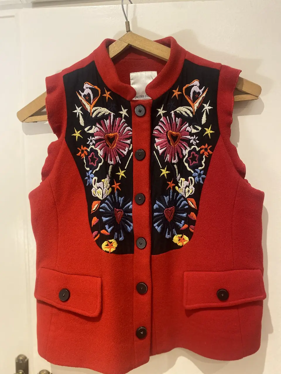 Chaleco rojo de mujer con bordado floral en el frente. Diseño con botones y bolsillos. Marca Jazmin Chebar. Talle 44/3.