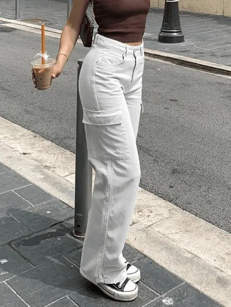 Pantalón cargo blanco de mujer, tiro alto, con bolsillos laterales amplios y corte recto. Ideal para un look casual y moderno.