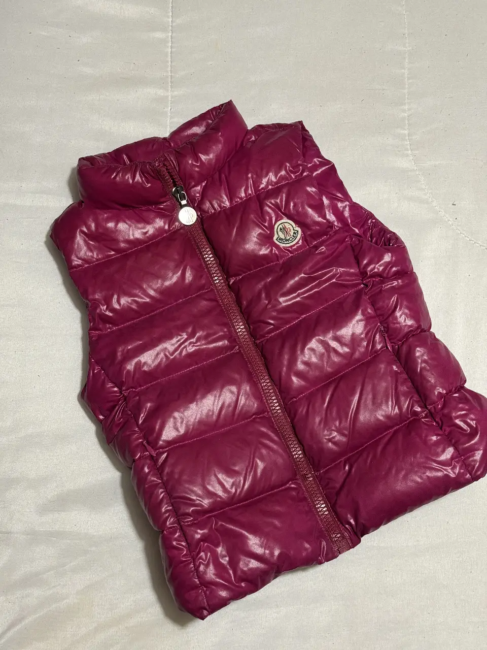 Chaleco Moncler acolchado para niña, color fucsia brillante. Con cierre y logo de la marca. Talle 5 años.