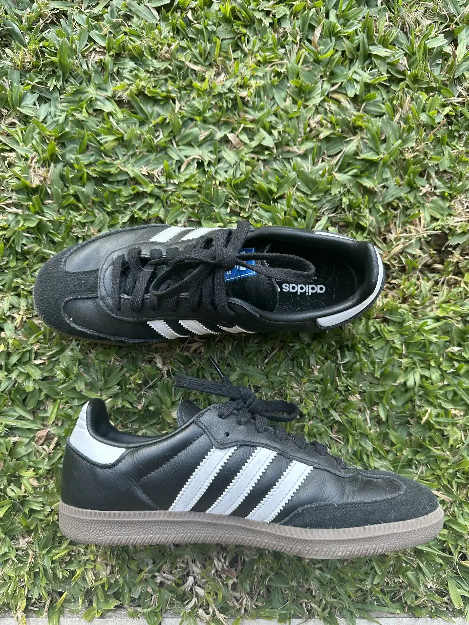 Zapatillas Adidas Samba negras con detalles blancos. Clásicas y versátiles, ideales para un look casual y urbano.