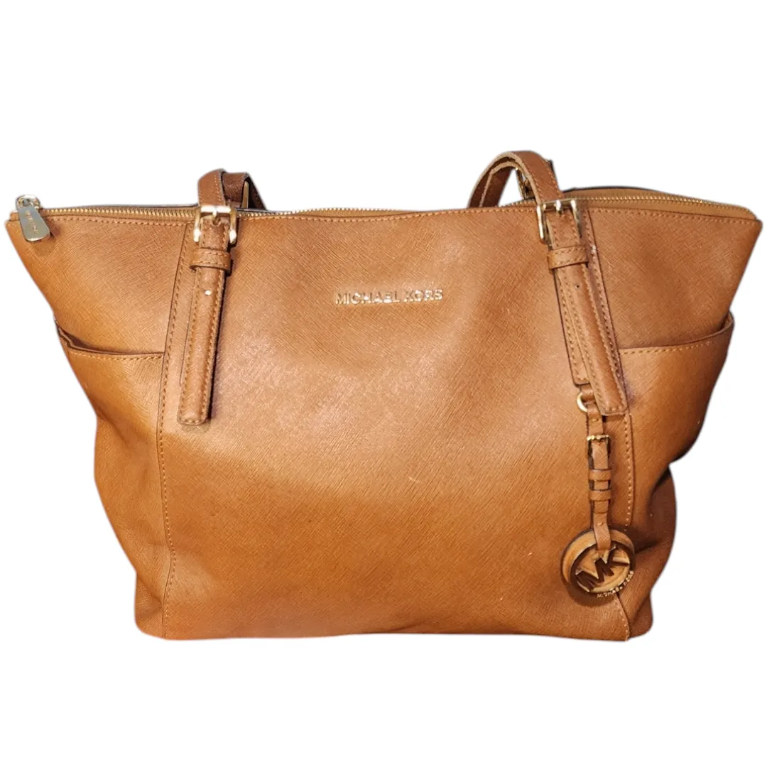 cartera michael kors marron de mujer
🔷️de cuero sintetico, tamaño mediano con detalles de la marca metalizados en la parte delantera y en deslizador de cierres. adentro tiene como una billetera con cierre y bolsillos.
🔷️medidas: 29 cm de largo y 43 cm de ancho.