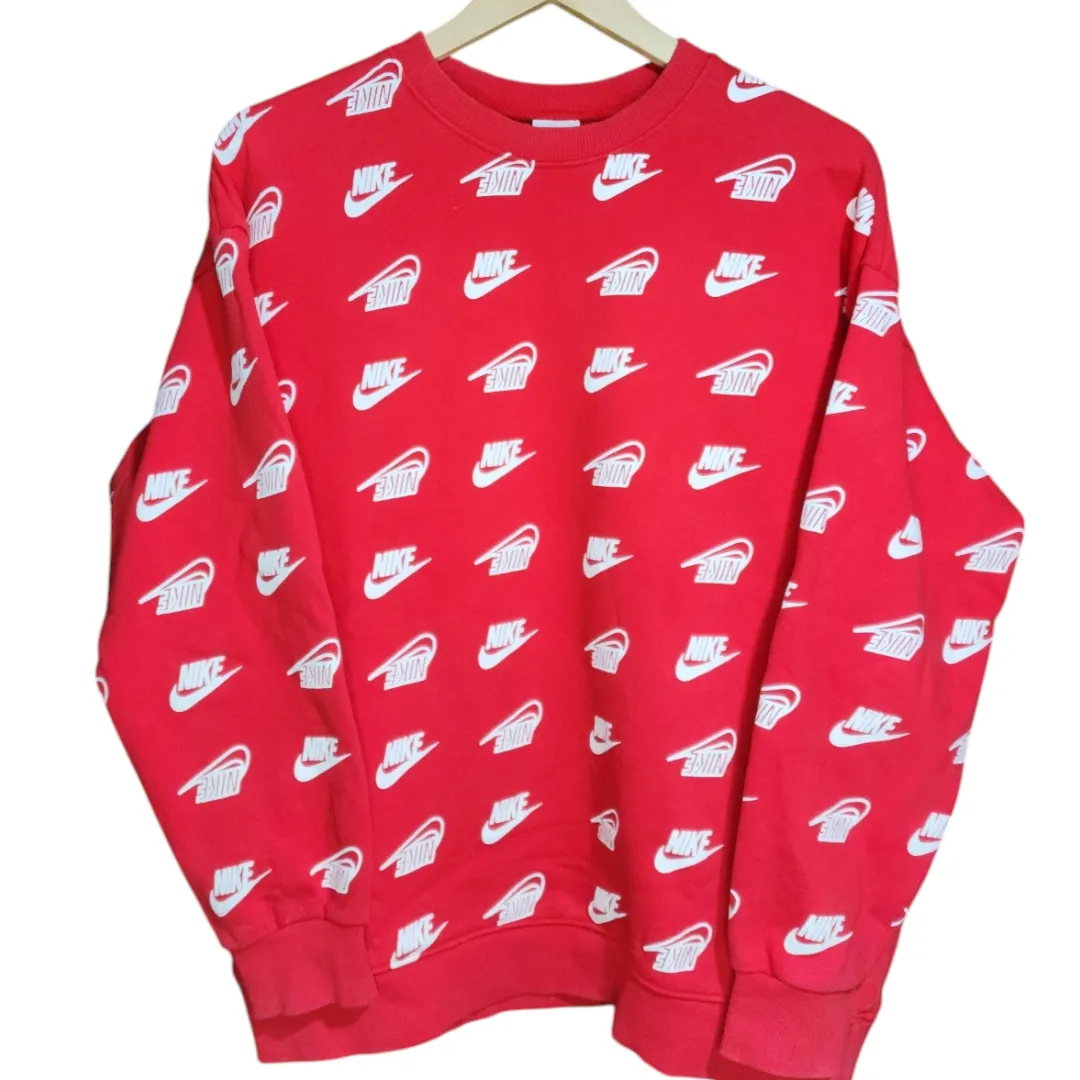 Buzo Nike Rojo de Hombre
🔷️talle S
🔷️de algodon, con el logo estampado por todo el buzo.
🔷️estado: 10/10 le falta etiqueta del costado
🔷️medidas: 68 cm de largo, 58 cm de axila a axila y 56 cm de manga.