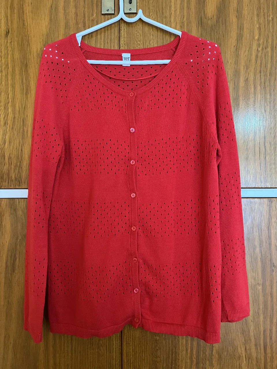 Cardigan rojo marca Ver, de mujer, con diseño calado y botones. Talle XS/40, ideal para un look casual y cómodo.