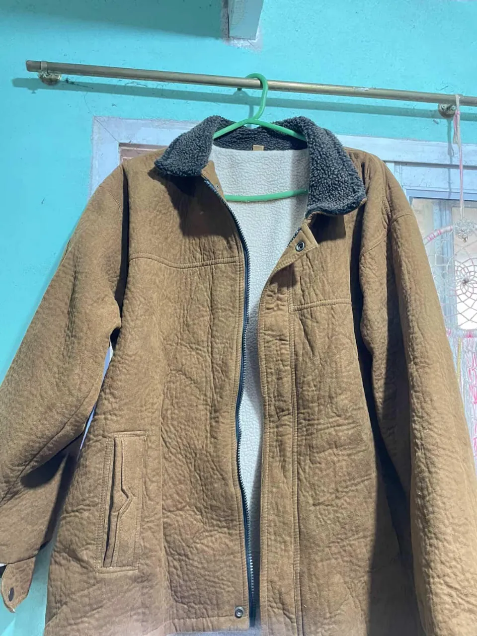 Campera de abrigo súper cómoda y canchera, ideal para los días fríos. Su diseño moderno y forro interno la hacen perfecta para el uso diario.