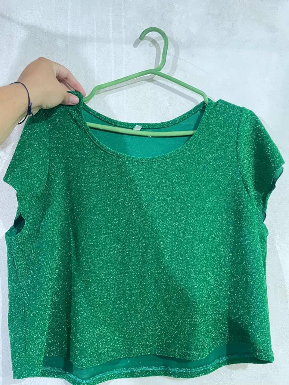 Top brillante verde con mangas cortas. Ideal para un look canchero y llamativo.