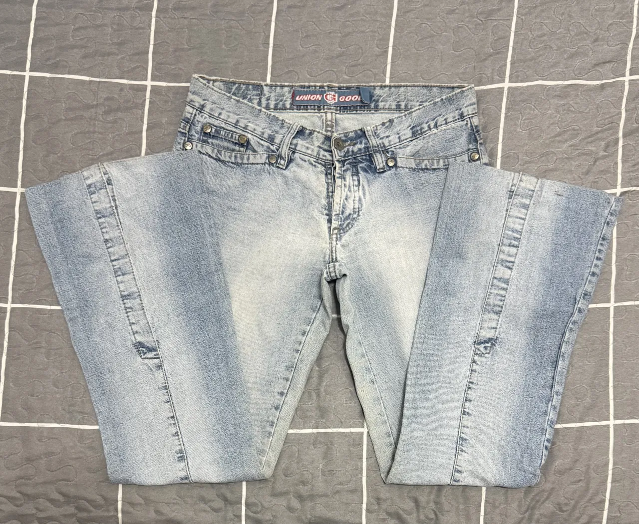 Jeans tiro bajo, corte recto con un leve ensanche en la parte inferior. Lavado claro con detalles desgastados y costuras marcadas en los laterales. Un básico vintage para armar looks cancheros.
