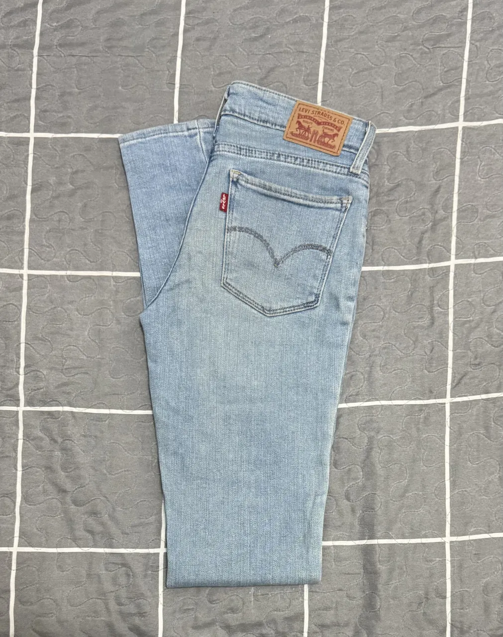 ¡Jean Levi’s tiro bajo, modelo “711 Skinny” ! Un clásico que nunca pasa de moda, perfectos para crear looks cancheros y cómodos. Su lavado claro le da un toque moderno y versátil.