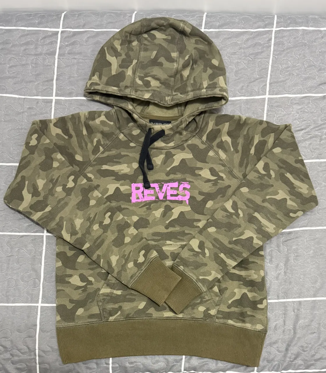 Hoodie de camuflado marca "REVES". Ideal para un look urbano y canchero.