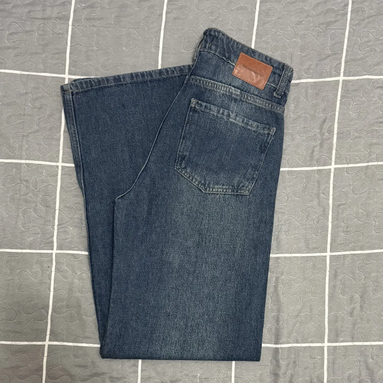 Jean tiro alto, corte ancho y moderno. Un básico indispensable para looks cancheros y cómodos. Ideal para combinar con tops o remeras ajustadas.