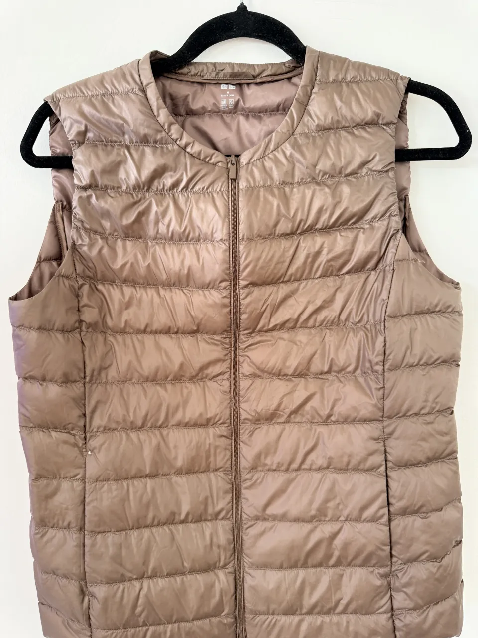 Chaleco acolchado liviano, perfecto para usar como una capa extra en días frescos. Ideal para un look casual y cómodo.