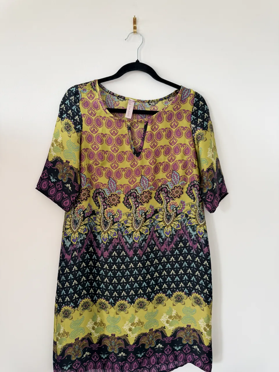 Vestido corto estampado con cuello en V y mangas cortas. Ideal para un look casual y fresco.