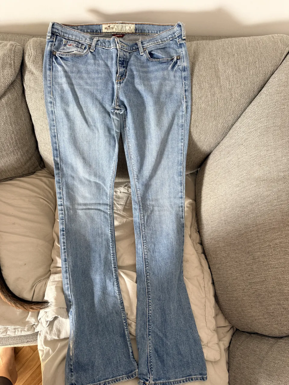 Jeans tiro alto estilo "boot cut" de la marca Hollister. Lavado clásico y corte que estiliza la figura, perfectos para un look casual y moderno. Ideales para combinar con zapatillas o botitas. Largos