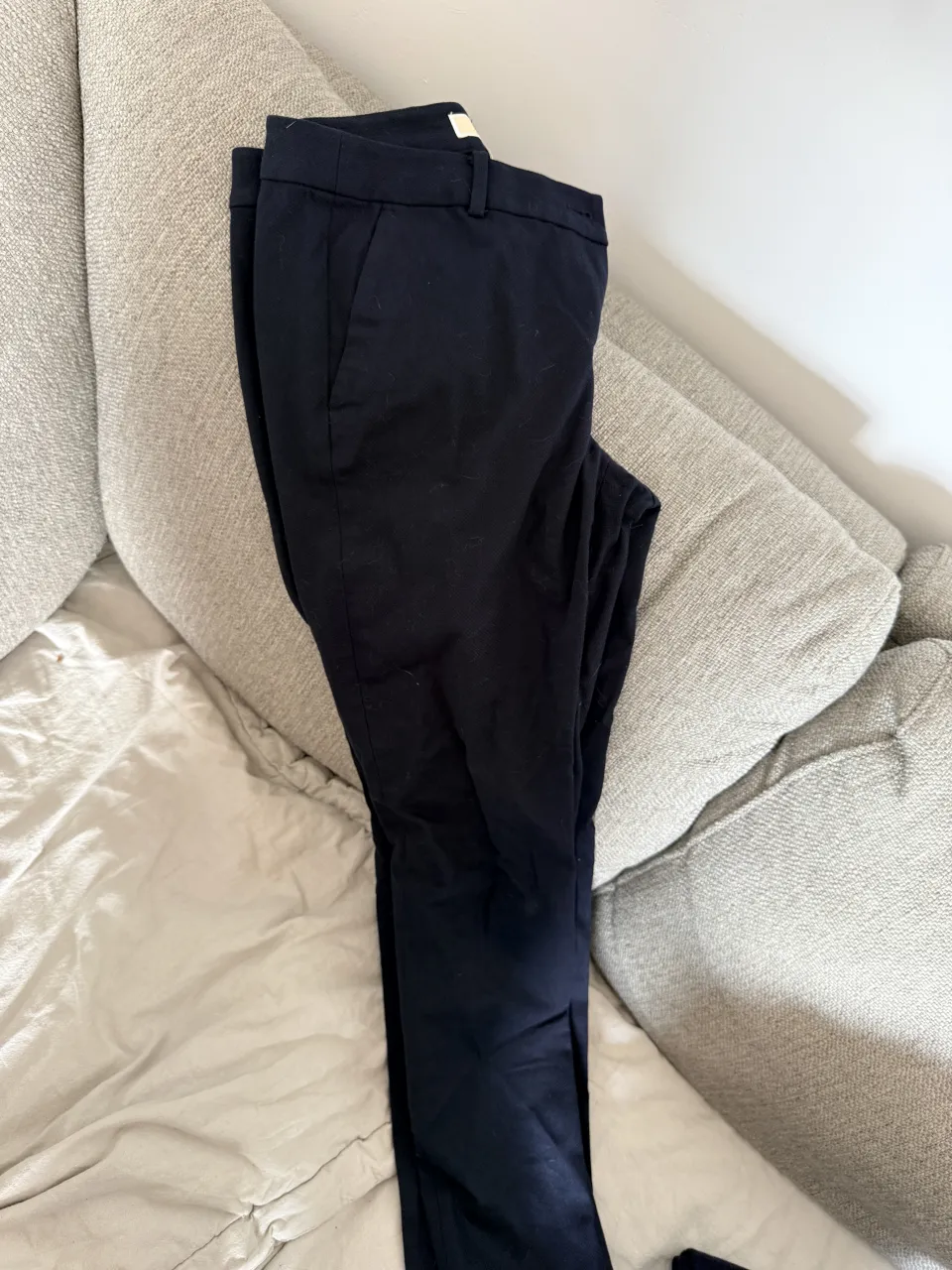 Pantalón de vestir negro, corte recto y tiro alto. Ideal para un look elegante y formal, perfecto para la oficina o eventos especiales. Combina comodidad y estilo.