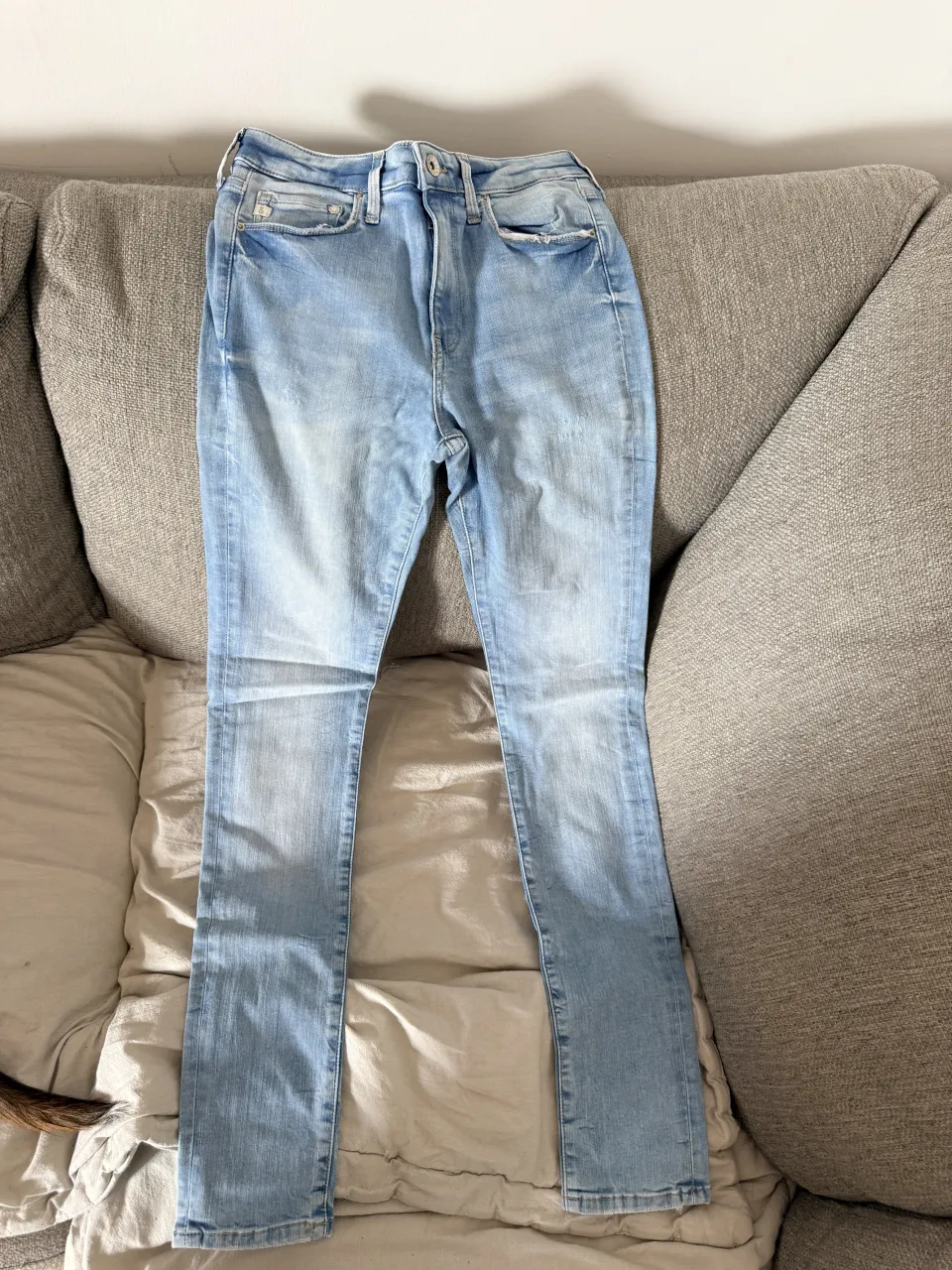 Jeans tiro alto, corte skinny, color celeste claro con detalles desgastados. Perfectos para un look casual y moderno.