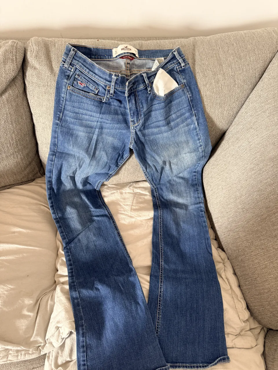 Jeans tiro alto de corte bootcut, con lavado clásico y detalles de desgaste sutiles. Perfectos para un look casual y moderno.