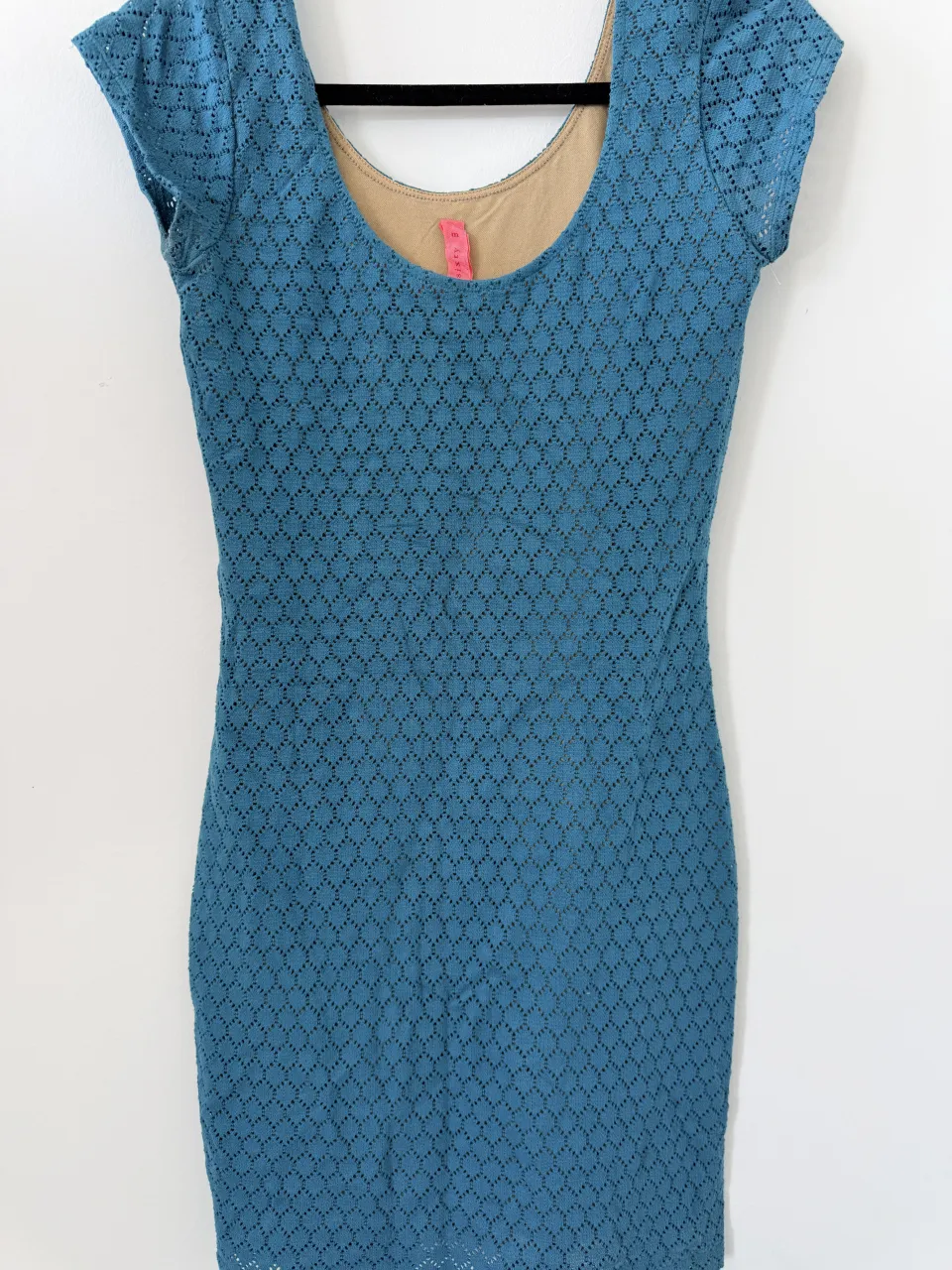 Vestido azul de tejido calado con mangas cortas. Ideal para un look casual y fresco.