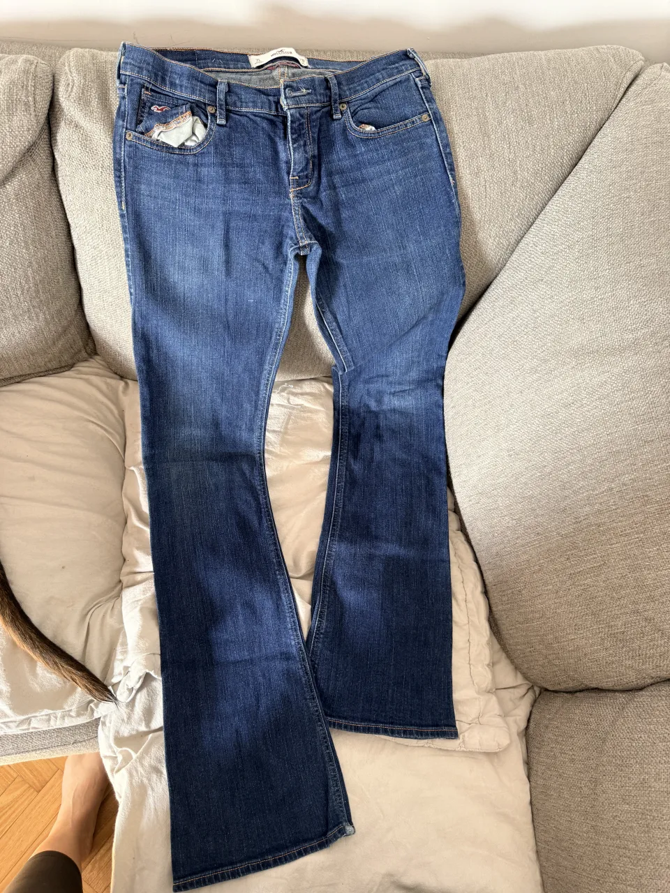 Jeans tiro alto con corte campana, ideales para un look canchero y moderno. Su diseño favorece la figura y aporta un toque retro chic a cualquier outfit.