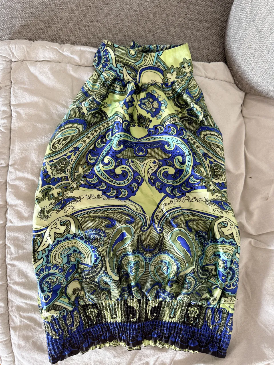 Vestido corto estampado con cuello halter y elástico en la cintura. Ideal para un look fresco y vibrante.