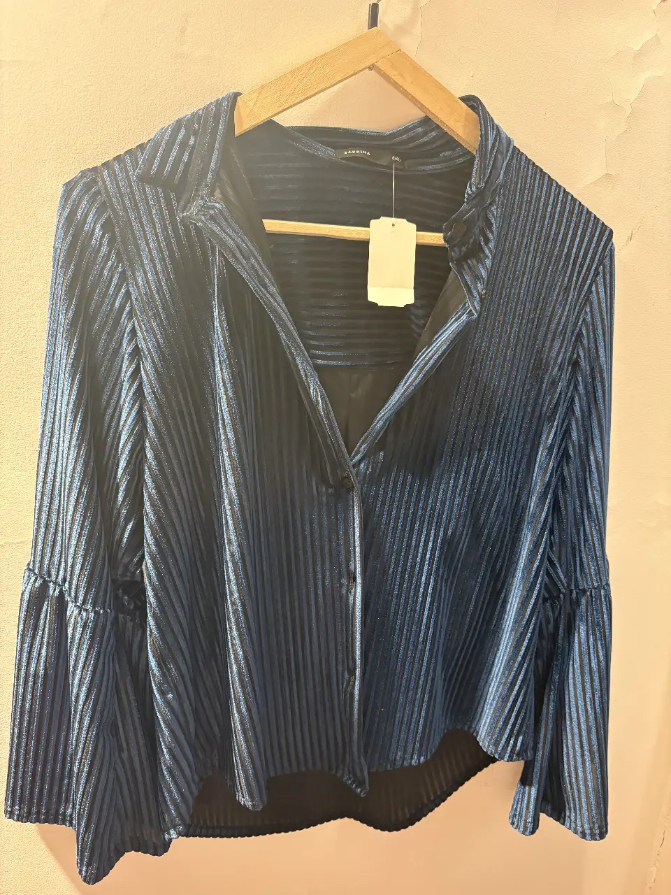 Blusa de terciopelo azul con mangas acampanadas. Ideal para un look elegante y sofisticado.