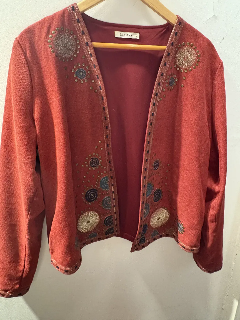 Cardigan rojo con detalles bordados y apliques dorados. Estilo boho, ideal para un look casual y con un toque artesanal.