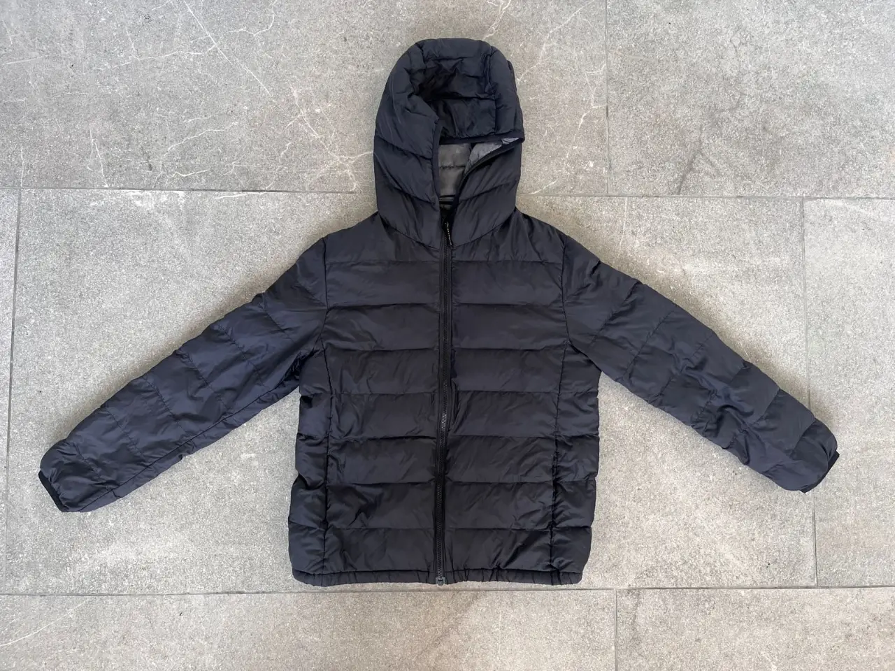 Campera de pluma negra para niño, ideal para el invierno. Con capucha y cierre frontal. Perfecta para mantener a tu hijo abrigado y cómodo. talle 11-12 años 