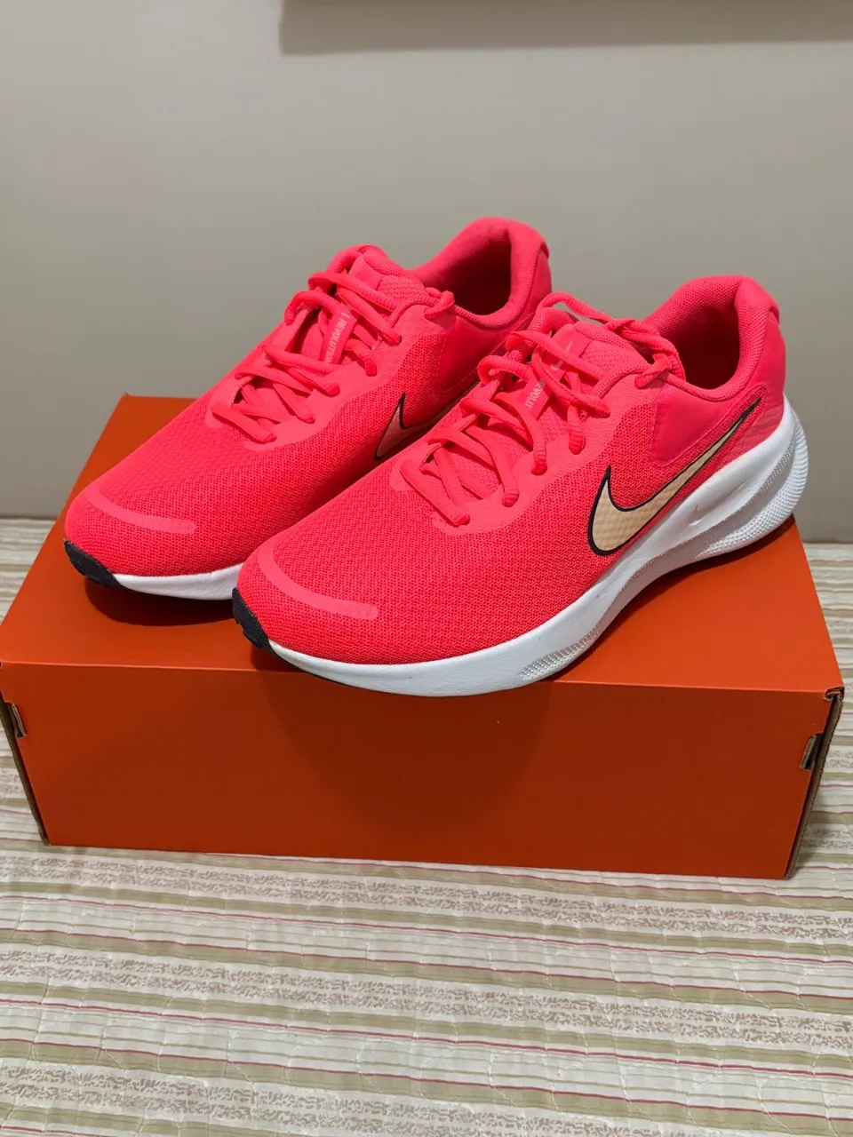 Zapatillas deportivas Nike color rosa flúo de running, como nuevas  y originales Cordones al tono y caja de la marca. Talle 38.5 para 24.5 cm de largo.