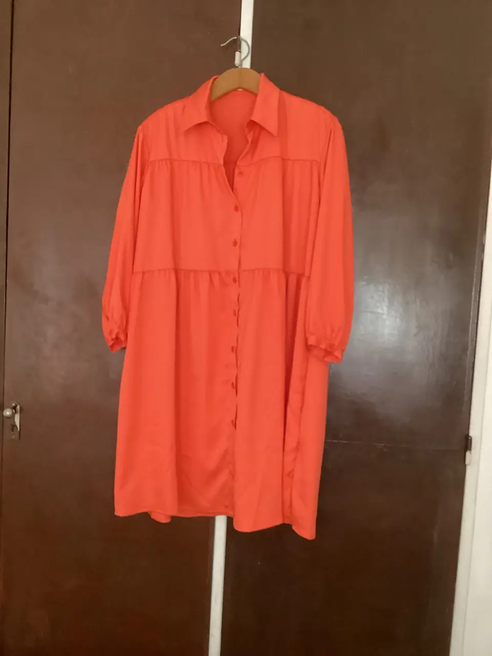 Vestido midi naranja con botones y cuello camisero. Ideal para un look casual y cómodo. Marca Uma.