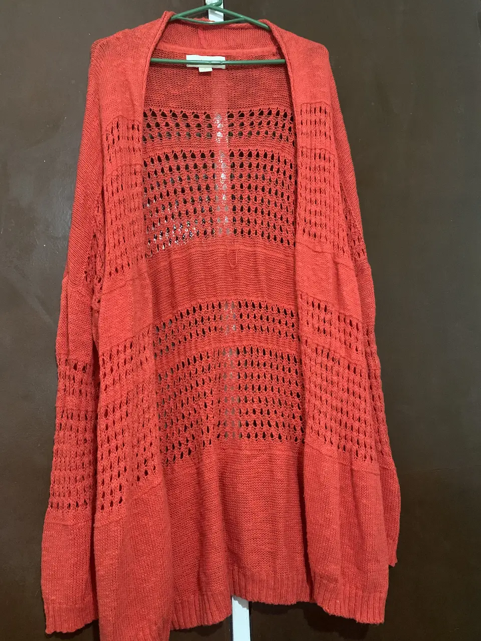 Cardigan abierto de tejido calado en color rojo, de la marca University. Ideal para usar en primavera o verano.