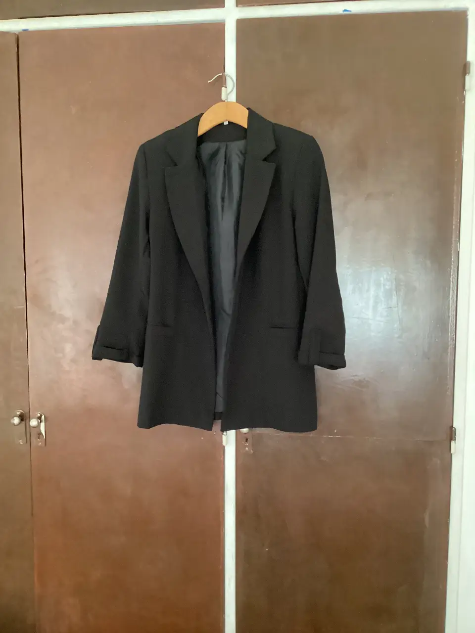 Blazer negro de corte clásico, ideal para un look formal o casual elegante. Confeccionado en tela de buena caída, este blazer es un básico versátil para tu guardarropa.