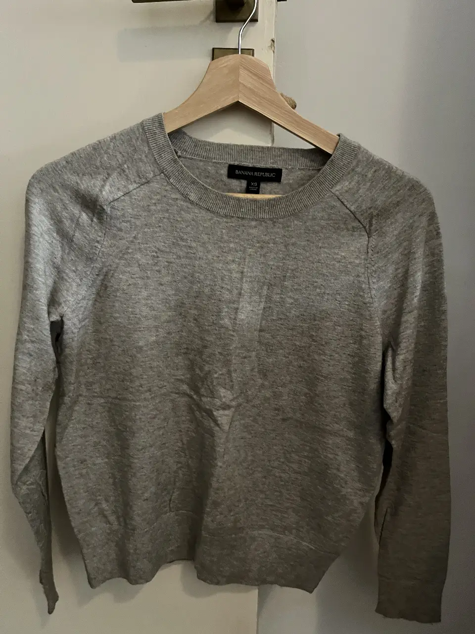 Sweater gris de cuello redondo de la marca Banana Republic, talle XS. Ideal para un look casual y cómodo.