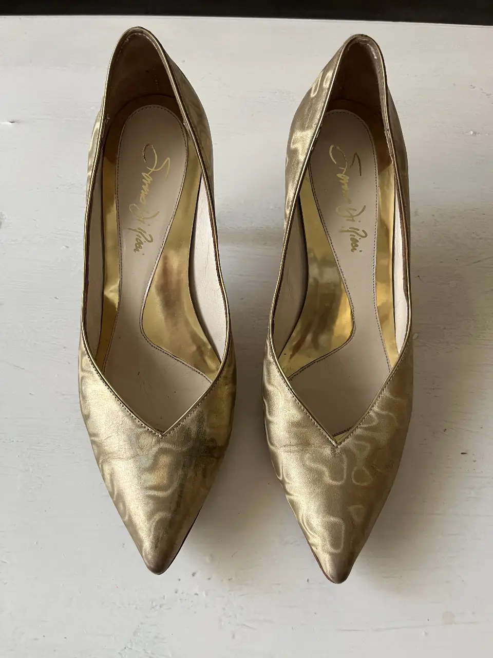 Elegantes zapatos de tacón alto dorados, ideales para eventos formales y fiestas. Diseño sofisticado con detalles únicos.