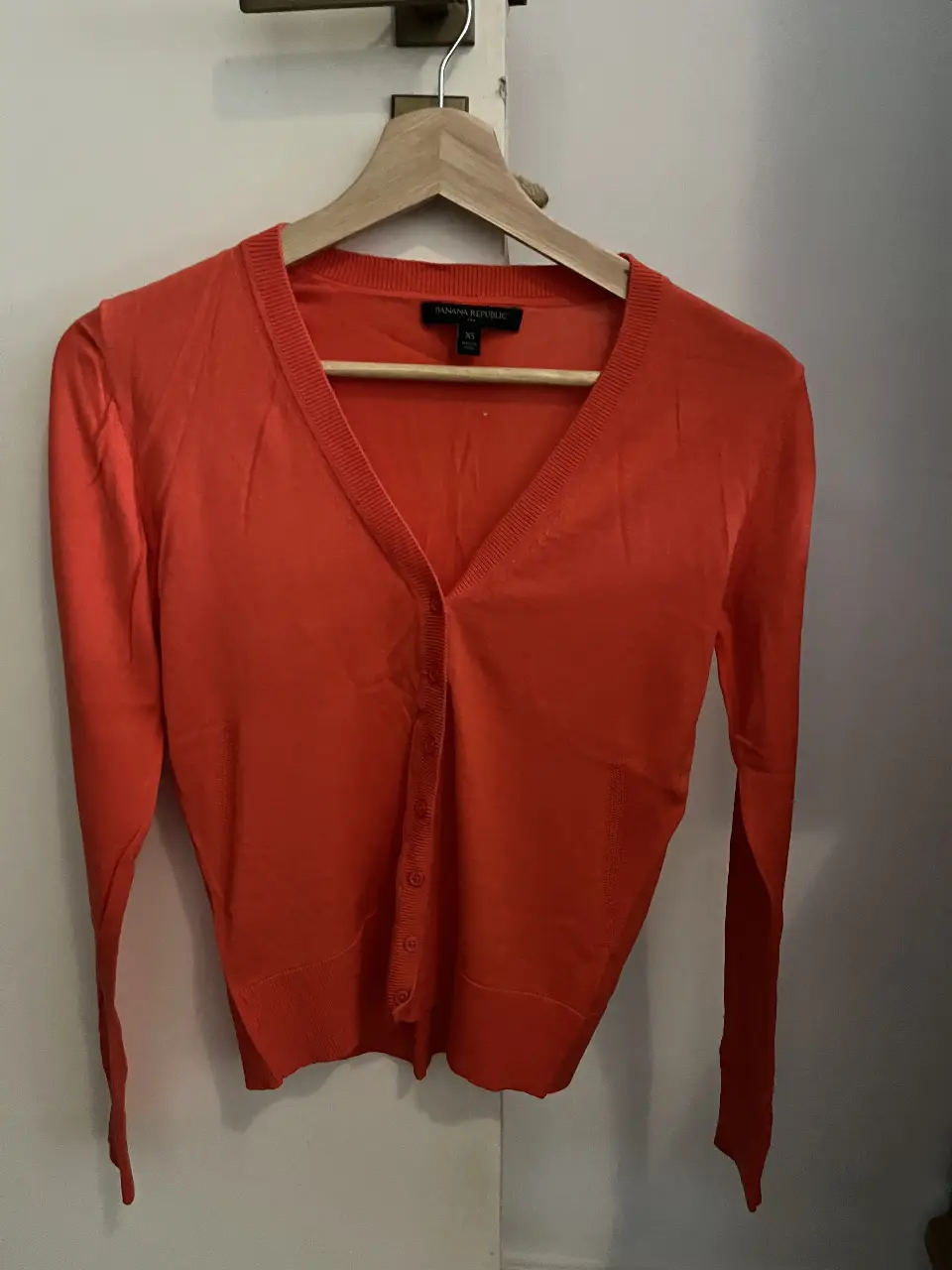 Cardigan de mujer color naranja, de la marca Banana Republic, talle XS. Ideal para usar en primavera o verano.