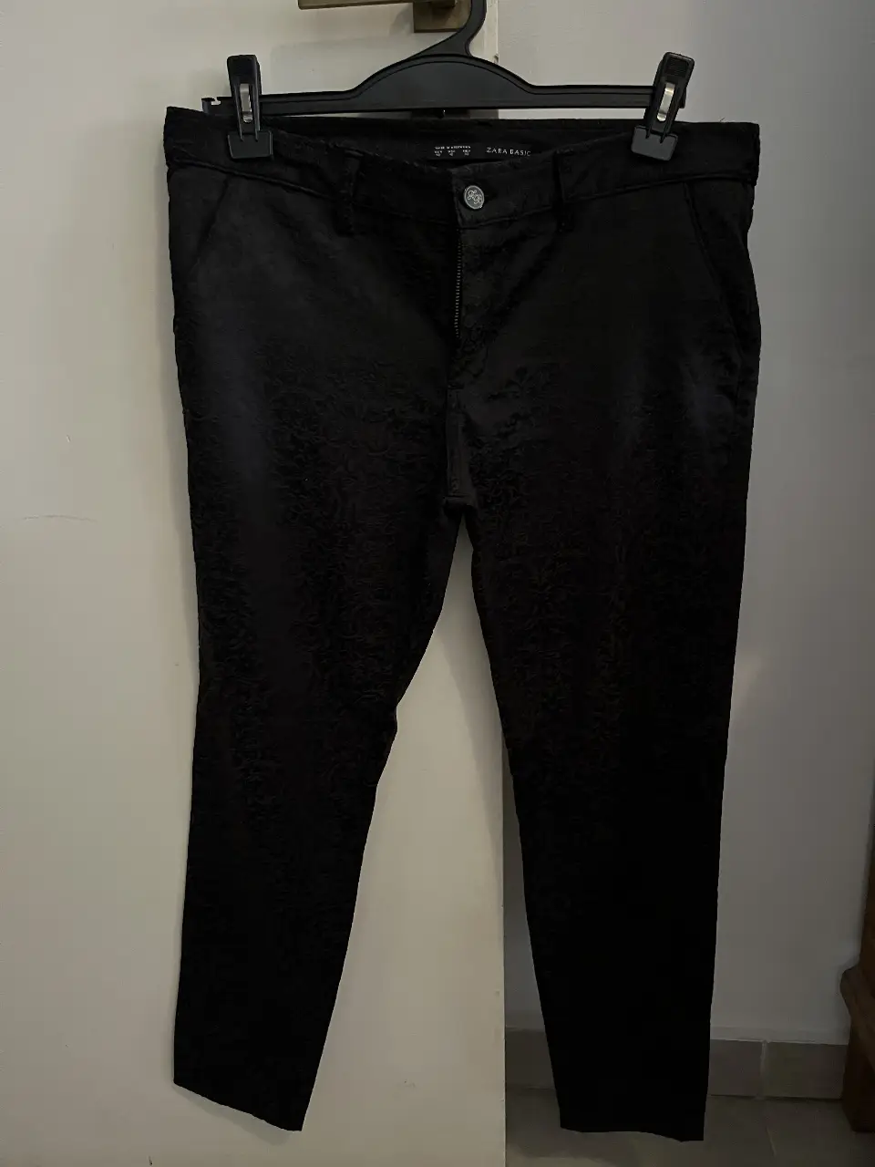 Pantalón sastrero negro con estampado floral en relieve. De la marca Zara Basic. Ideal para un look elegante y sofisticado.